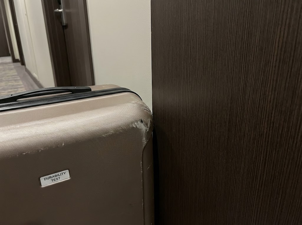 cua-go-chiu-va-dap-cho-homestay