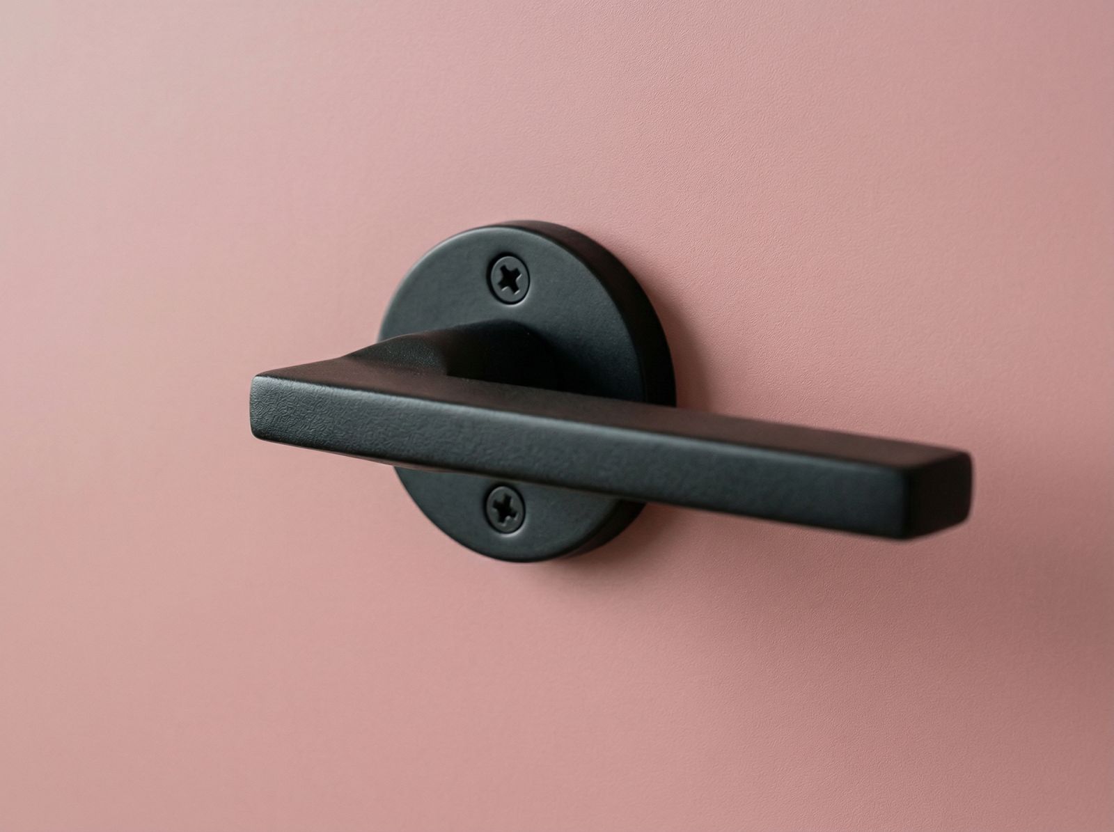 tay-nam-den-mo-tren-cua-mau-pastel