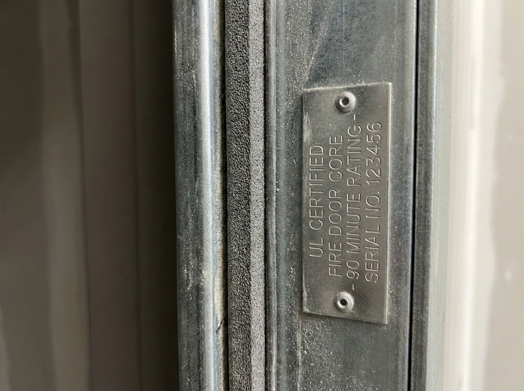 tem-kiem-dinh-cua-chong-chay-khach-san