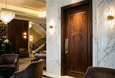 Cửa Gỗ Óc Chó (Walnut): Đẳng Cấp Thượng Lưu Hay Chỉ Là "Cú Lừa" Thị Giác?